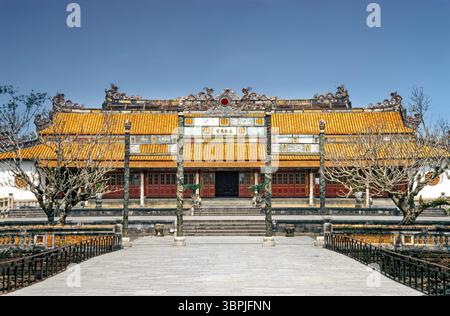 Diapositiva scansionata di una storica fotografia a colori di un motivo all'interno della cosiddetta città Viola Proibita, l'ex palazzo imperiale di Hue, Cent Foto Stock