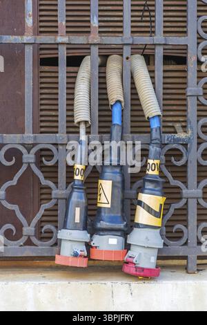 Tre cavi di alimentazione elettrica ad alta tensione, Trieste, Italia, Europa Foto Stock