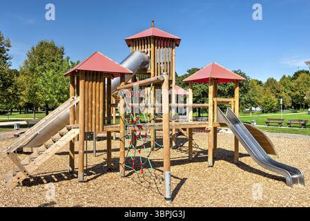 Un deserto castello in legno per arrampicate con scivolo, bastoni, torri e palisades in un parco avventura, Francoforte sul meno, Germania, Europa Foto Stock