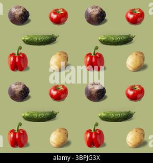 Pomodoro, patate, pepe, cetriolo, barbabietola su sfondo verde, motivo senza cuciture, foto creativa Foto Stock