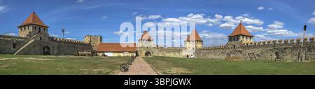 Bender, Moldavia 06.09.2021. Vista panoramica interna della fortezza di Tighina a Bender, Transnistria o Moldavia, in una giornata estiva di sole, Bender, Moldavia, Foto Stock