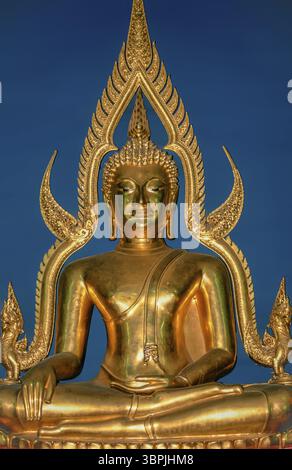 Diapositiva scansionata di una storica fotografia a colori di un Buddha dorato in una pagoda in Vietnam Foto Stock