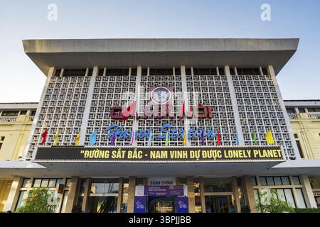 Hanoi, Vietnam - 12.22.2023: Stazione ferroviaria di Hanoi nel centro di Hanoi, Vietnam, la principale stazione ferroviaria di Hanoi, Asia Foto Stock