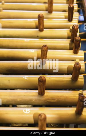 Angklung, strumento musicale popolare tra i Sundanesi in Indonesia. Lo strumento musicale tradizionale indonesiano è realizzato in bambù Foto Stock