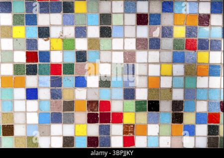 Primo piano di un muro piastrellato con molte piastrelle piccole e colorate Foto Stock
