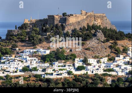 La piccola città di Lindos con la sua acropoli sull'isola greca di Rodi in estate, Lindos, Grecia, Europa Foto Stock