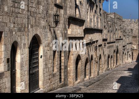 La via deserta dei Cavalieri nella storica città vecchia di Rodi sull'omonima isola greca nel Mediterraneo orientale, Rodi, Foto Stock