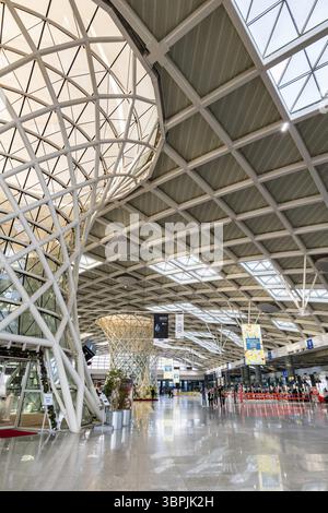 Izmir, Turchia - dicembre 2022: Architettura del terminal di partenza dell'aeroporto di Izmir Adnan Menderes. L'aeroporto di Smirne è uno degli aeroporti più trafficati della Turchia Foto Stock