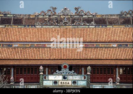 Diapositiva scansionata di una storica fotografia a colori di un motivo all'interno della cosiddetta città Viola Proibita, l'ex palazzo imperiale di Hue, Cent Foto Stock