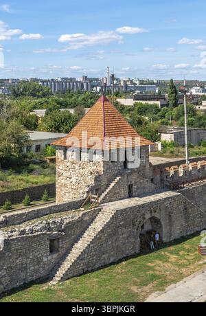 Bender, Moldavia 06.09.2021. Le mura e le torri della fortezza di Tighina a Bender, Transnistria o Moldavia, in una soleggiata giornata estiva, Bender, Moldo Foto Stock