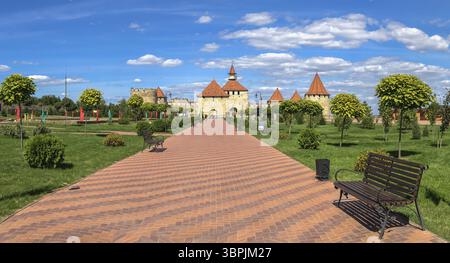 Bender, Moldavia 06.09.2021. Parco Alexander Nevsky e Fortezza di Tighina a Bender, Transnistria o Moldavia, in una giornata estiva di sole, Bender, Moldavia, EUR Foto Stock