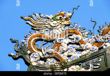 Diapositiva scansionata di una fotografia storica a colori di un soggetto all'interno della cosiddetta città Viola Proibita, l'ex palazzo imperiale di Hue, c Foto Stock