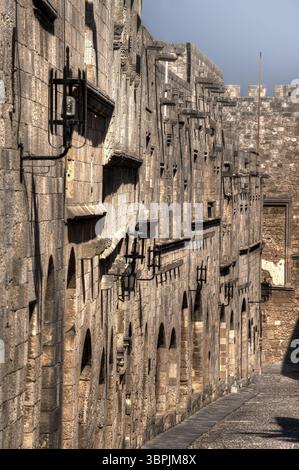 La via deserta dei Cavalieri nella storica città vecchia di Rodi sull'omonima isola greca nel Mediterraneo orientale, Rodi, Foto Stock