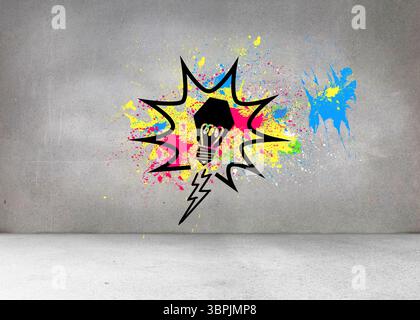 Lampadina della luce su schizzi sul muro grigio Foto Stock