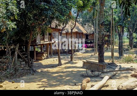 Diapositiva scansionata di una storica fotografia a colori di palafitte in un villaggio della minoranza etnica del fiorito Hmong nel Vietnam del Nord nel Rosso Foto Stock