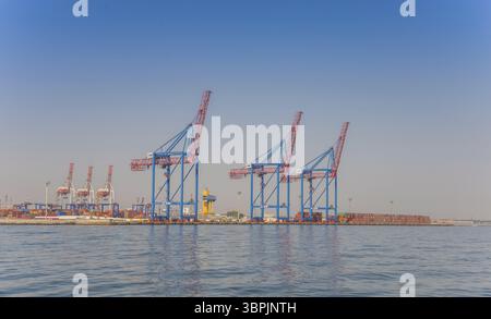 Odessa, Ucraina - 08.28.2018. Vista panoramica dal mare del porto merci e del terminal container a Odessa, Ucraina, Europa Foto Stock