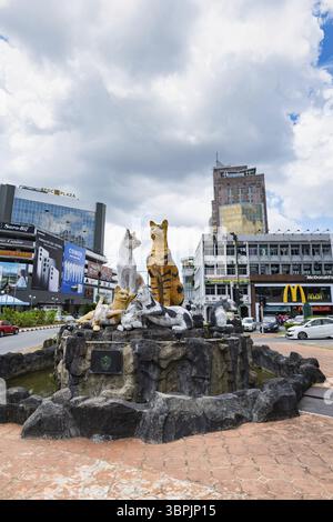 Kuching, Malesia - maggio 2023: Statua del gatto Kuching nel centro della città di Kuching, Sarawak, Malesia. Statua di gatto simbolo della città Foto Stock