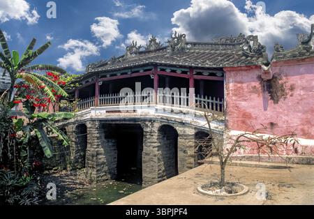 Diapositiva scansionata di una fotografia storica a colori del cosiddetto Ponte Giapponese a Hoi An, una città del Vietnam, tp. Há»™i AN, Vietnam, Asia Foto Stock