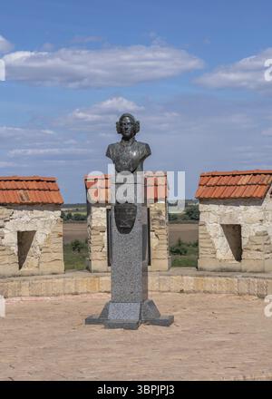 Bender, Moldavia 06.09.2021. Monumento al barone Munchausen vicino alla fortezza di Tighina a Bender, Transnistria o Moldavia, in una soleggiata giornata estiva, Bender, Foto Stock