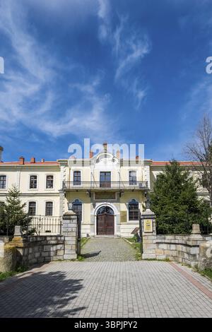 Bitola, Macedonia - aprile 2023: Museo Bitola e NI Institute a Bitola, Macedonia del Nord. L'edificio era la Bitola Military High School ed è una fa Foto Stock