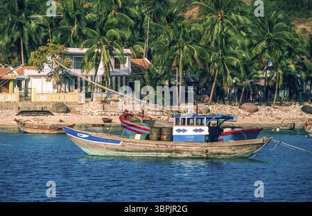 Diapositiva scansionata di una storica fotografia a colori della regione costiera del Vietnam sul Mar Cinese Foto Stock