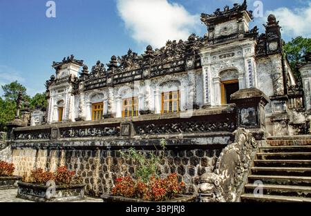 Diapositiva scansionata di una storica fotografia a colori del Mausoleo dell'Imperatore Khai Dinh vicino a Hue nel Vietnam centrale, Hue, Vietnam, Asia Foto Stock