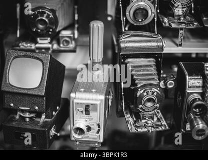 Collezione di fotocamere retrò-film, fotocamere di altri modelli. Set di classiche telecamere vintage dei vecchi tempi su uno scaffale. Primo piano. Blac Foto Stock