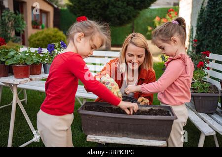 Giardinaggio insieme in un vivace giardino Foto Stock