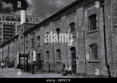 Tradizionale magazzino docklands nel Royal Victoria Docks, ora sede dell'ufficio passaporti. Foto Stock