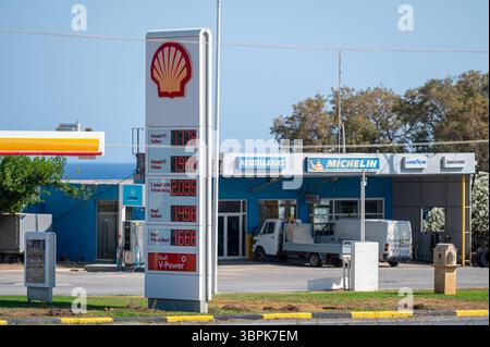 Chania, Creta, Grecia - 22 giugno 2025: I prezzi del carburante visualizzati in una stazione di servizio di Chania, Creta evidenziano i costi correnti per i conducenti. Foto Stock