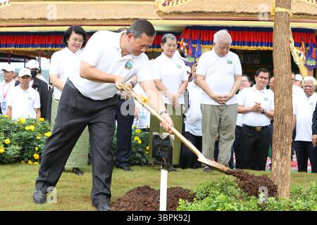 Kampong Cham, Cambogia. 9 luglio 2025. Il primo ministro cambogiano Hun Manet (fronte) pianta un albero durante la celebrazione del National Arbor Day nella provincia di Kampong Cham, in Cambogia, il 9 luglio 2025. Il re cambogiano Norodom Sihamoni mercoledì ha esortato le persone di tutti i ceti sociali a piantare alberi al fine di rendere il regno verde in tutte le stagioni. Crediti: Sovannara/Xinhua/Alamy Live News Foto Stock