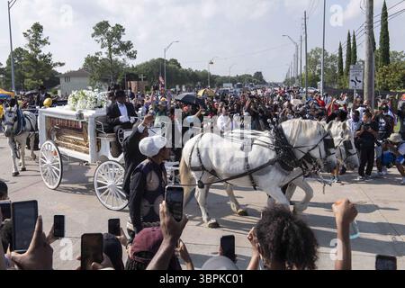 9 giugno 2020, Pearland, Texas, USA: "Una carrozza trainata da cavalli contenente il corpo di GEORGE FLOYD entra nelle porte del cimitero di Pearland, Texas, per la sepoltura finale il 9 giugno 2020. Floyd è stato ucciso due settimane fa in un incontro di polizia a Minneapolis che ha scatenato proteste anti-razzismo in tutto il mondo. (Immagine di credito: © Bob Daemmrich/ZUMA Wire) Foto Stock