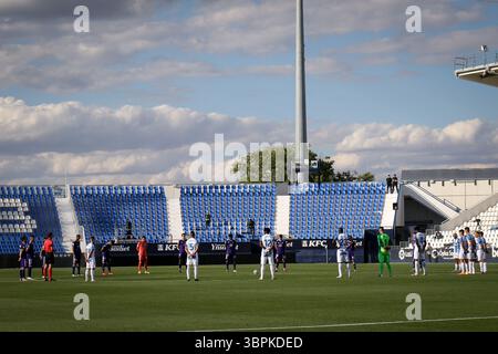13 giugno 2020, Leganes, MADRID, SPAGNA: Illustrazione, una visione generale del minuto silente con gli stand vuoti durante il campionato spagnolo, la Liga, partita di calcio giocata tra CD Leganes e Real Valladolid allo Stadio Municipale Butarque nella ripresa del torneo di Primera Division dopo la pandemia di coronavirus COVID19 il 13 giugno 2020 a Leganes, Madrid, Spagna. (Immagine di credito: © Oscar J. Barroso/AFP7 via ZUMA Wire) Foto Stock
