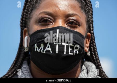 14 giugno 2020, Seattle, Washington, Stati Uniti: MISHAYRA HOLT indossa una maschera facciale con il messaggio "i Matter" in una marcia a sostegno del movimento Black Lives Matter nel quartiere High Point di Seattle domenica. (Immagine di credito: © Paul Christian Gordon/ZUMA Wire) Foto Stock