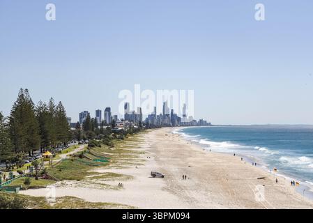 22 agosto 2019, Gold Coast, Australia: Una vista di una spiaggia e Surfers Paradise sulla Gold Coast. Le città del New South Wales e del Queensland decidono di chiudere le spiagge. Le autorità australiane stanno adottando misure per ridurre i luoghi affollati, comprese le spiagge, per fermare la diffusione del Covid-19. (Immagine di credito: © Florent Rols via cavo ZUMA) Foto Stock
