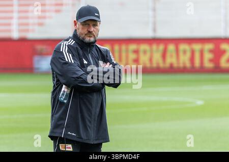Berlino, Germania. 9 luglio 2025. Calcio: Bundesliga, inizio allenamento per 1. FC Union Berlin. L'allenatore dell'Union Berlin Steffen Baumgart osserva la sua squadra. Crediti: Andreas Gora/dpa/Alamy Live News Foto Stock