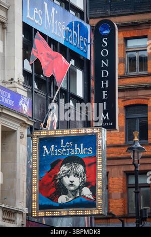 Londra, Regno Unito - 3 febbraio 2025: Un cartellone sull'esterno del Sondheim Theatre in Shaftesbury Avenue a Londra, per promuovere Les Miserables. Foto Stock