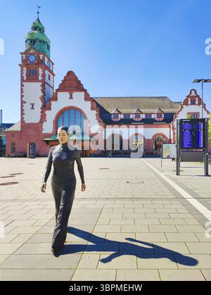 Opera d'arte intitolata Walking Woman sulla piazza di fronte alla stazione, Germania, Assia, Bad Homburg vor der Hoehe Foto Stock