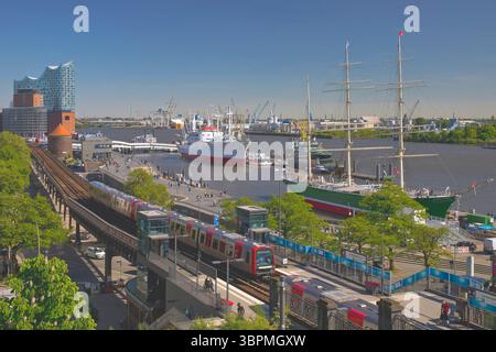 Vista del porto di Amburgo con la nave museo Cap San Diego, la ferrovia sopraelevata lungo la passeggiata dell'Elba e la sala concerti Elbphilharmonie, Germania, Hambu Foto Stock
