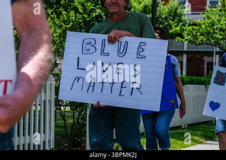 20 giugno 2020, Milford, Pennsylvania, Stati Uniti: Un uomo ha un cartello "Blue Lives Matter" durante un raduno pro-polizia..in risposta al BLM Mall UES che sta avvenendo, è stato organizzato un pacifico raduno pro-polizia a Milford, Pennsylvania. (Immagine di credito: © Preston Ehrler/SOPA Images via ZUMA Wire) Foto Stock