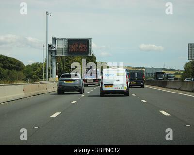 Cartellino elettronico a matrice che mostra i lavori principali / ritarda gli aggiornamenti sull'autostrada M27 Foto Stock