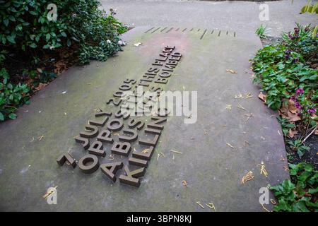 Londra, Regno Unito - 19 febbraio 2025: Un memoriale a Tavistock Square Gardens, dedicato alle 13 vittime dell'autobus numero 30 esploso a Tavistock Foto Stock
