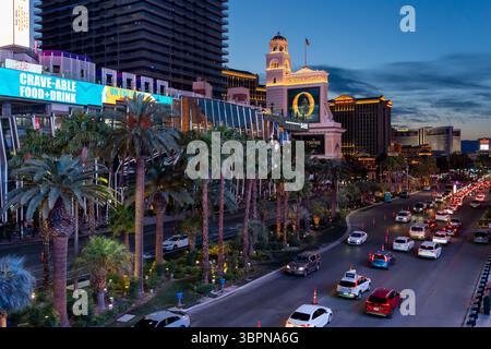 Vista sulla strada di Las Vegas Boulevard al crepuscolo a Las Vegas, Nevada, USA, il 30 maggio 2023 Foto Stock