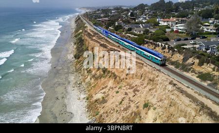 29 giugno 2020, Stati Uniti: Un treno Surfliner della Amtrak viaggia lungo le scogliere collassanti di del Mar (Credit Image: © TNS via ZUMA Wire) Foto Stock