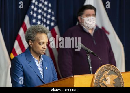 31 maggio 2020, Chicago, Illinois, USA: Il sindaco di Chicago Lori Lightfoot parla al fianco del governatore J.B. Pritzker al Thompson Center di Chicago il 31 maggio 2020. (Immagine di credito: © TNS via cavo ZUMA) Foto Stock