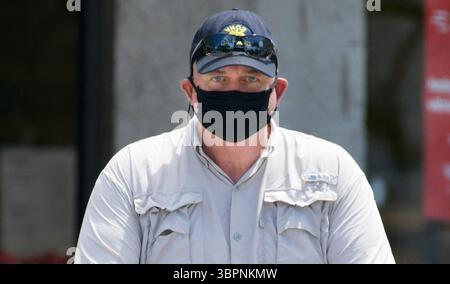 29 giugno 2020, Jacksonville, Florida, USA: Un acquirente indossa una maschera mentre lascia un negozio di alimentari lunedì 29 giugno 2020 a Jacksonville, Florida. I funzionari di Jacksonville hanno annunciato lunedì che alle persone sarà richiesto di indossare maschere in luoghi pubblici e interni, nonché in altri luoghi in cui possono&apos e a distanza sociale. (Immagine di credito: © TNS via cavo ZUMA) Foto Stock