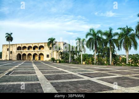 30 agosto 2016, Santo Domingo, Rep≈ìblica Dominicana: L'Alc‚Ä°zar de col‚Äîn, o Columbus Alcazar, situato nella Ciudad Colonial di Santo Domingo, Repubblica Dominicana, è la più antica residenza del Viceregal in America, e fa parte della Ciudad Colonial, patrimonio dell'umanità dell'UNESCO. Fu costruito su un terreno vicino all'isolotto roccioso che guarda verso il fiume Ozama, concesso a Diego Colombo, primogenito del scopritore d'America, Cristoforo Colombo, dal re Ferdinando II d'Aragona, per costruire una dimora per lui e i suoi discendenti sull'isola di Hispaniola, alla quale arrivò nel 1509 con il nome di gove Foto Stock