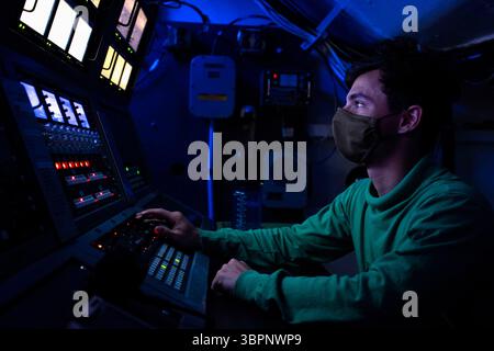 1 luglio 2020 - Mar delle Filippine - comunicazione interna elettricista di terza classe Elias Simon registra le operazioni di volo a bordo della portaerei USS Nimitz (CVN 68). Nimitz, la nave ammiraglia del Carrier Strike Group 11, è dispiegata per condurre operazioni di sicurezza marittima e sforzi di cooperazione per la sicurezza del teatro. (Immagine di credito: © Dalton Reidhead/U.S. Navy/ZUMA Wire/ZUMAPRESS.com) Foto Stock