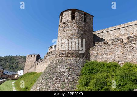 10 maggio 2018, Ponferrada, Castiglia e LeÃ³n, Spagna: Ponferrada, Spagna: Torre de Malvecino del Castillo de los Templarios. Il castello dei Templari è un punto di riferimento significativo sulla via di San Giacomo del Camino FrancÃ. La città fu donata all'ordine dei Templari da re Ferdinando II di LeÃ³n nel XII secolo per proteggere i pellegrini che passarono attraverso El Bierzo in pellegrinaggio a Santiago de Compostela. (Immagine di credito: © Paul Christian Gordon/ZUMA Wire) Foto Stock