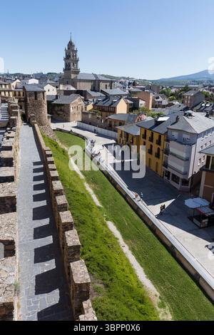 10 maggio 2018, Ponferrada, Castiglia e LeÃ³n, Spagna: Ponferrada, Spagna: panoramica del villaggio dal Castillo de los Templarios. Il castello dei Templari è un punto di riferimento significativo sulla via di San Giacomo del Camino FrancÃ. La città fu donata all'ordine dei Templari da re Ferdinando II di LeÃ³n nel XII secolo per proteggere i pellegrini che passarono attraverso El Bierzo in pellegrinaggio a Santiago de Compostela. (Immagine di credito: © Paul Christian Gordon/ZUMA Wire) Foto Stock
